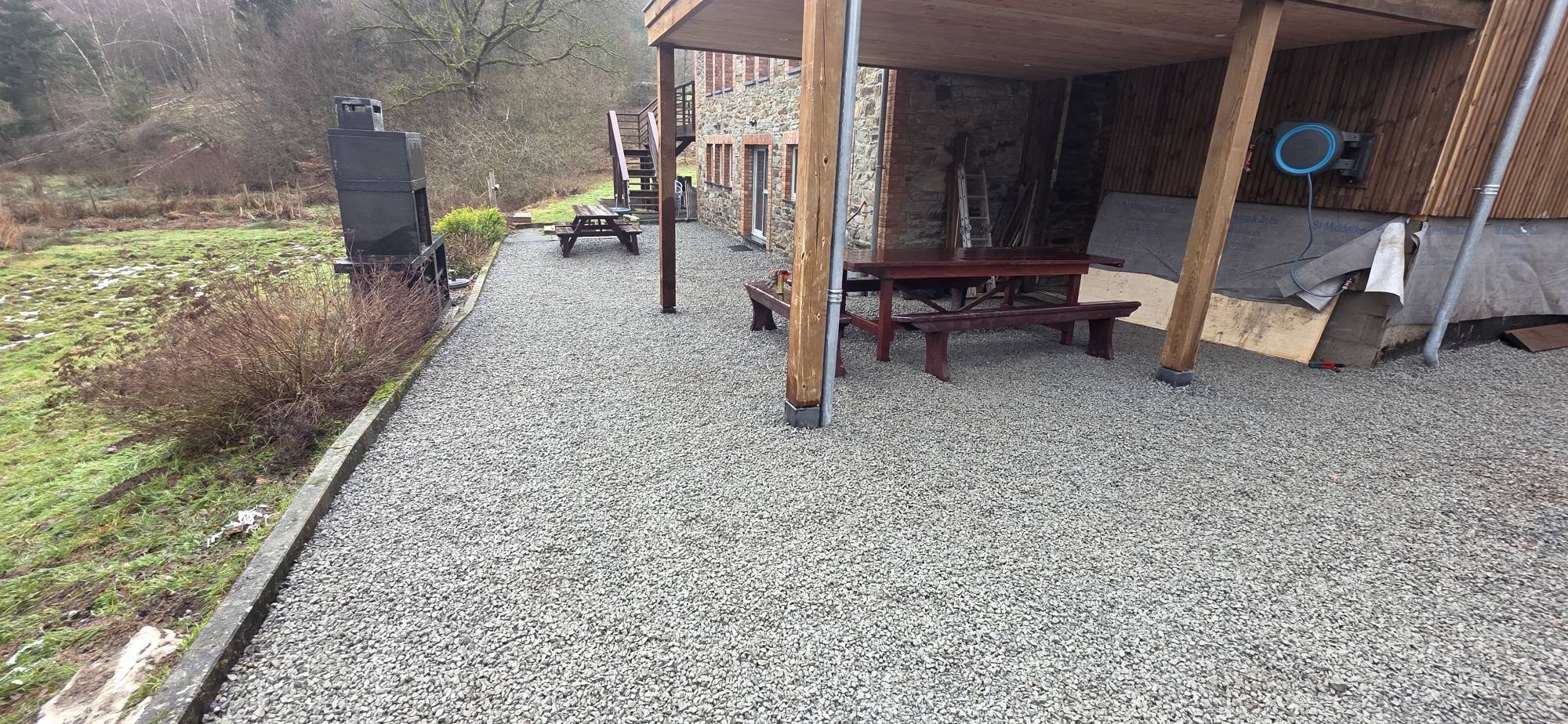 Terrasse en gravier naturel - chalet rural